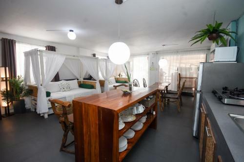 Hostal 8 Colors Beach House Resort