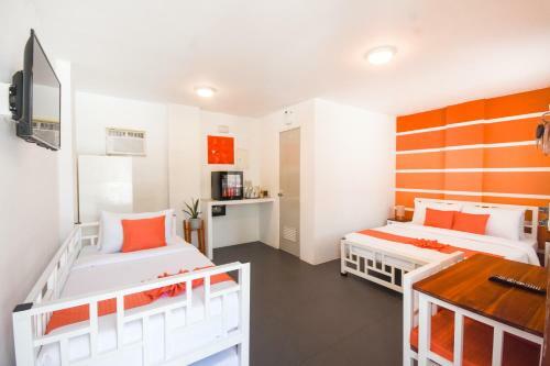 Hostal 8 Colors Beach House Resort