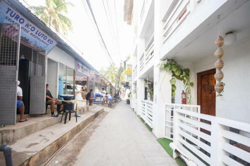 Hostal 8 Colors Beach House Resort