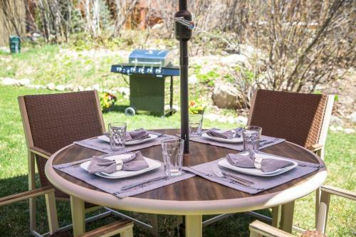 Updated, Spacious & Customizable 2 Br - Bbq, Backyard, Walk To Everything!