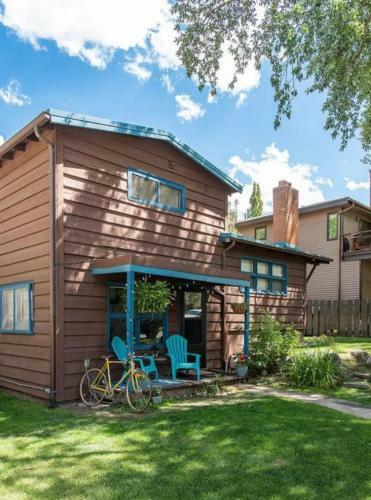 Updated, Spacious & Customizable 2 Br - Bbq, Backyard, Walk To Everything!