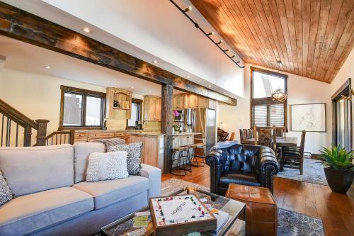Stunning, Remodeled Ski Home In Perfect Location!