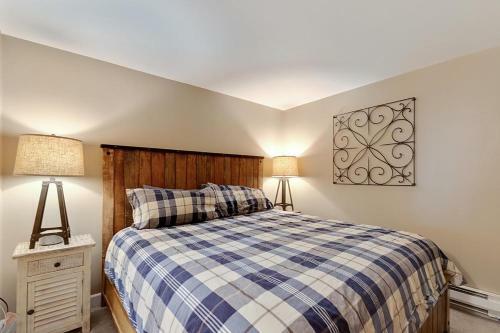 Updated Downtown Condo-walk Everywhere & Parking!