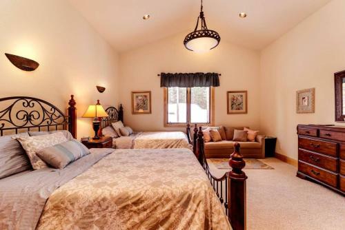 Lazy Fox Lodge In National Forest