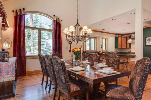 Lazy Fox Lodge In National Forest