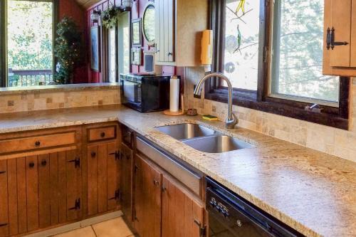 Breckenridge Lodge With Hot Tub And Mountain Views!
