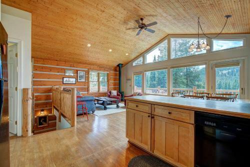 Daniels Mountain View Log Cabin Home