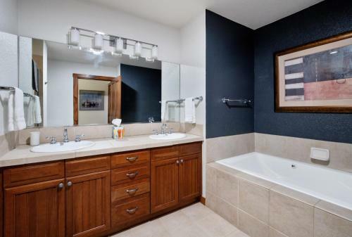 2 Bdr Main St Station Condo - All The Amenities