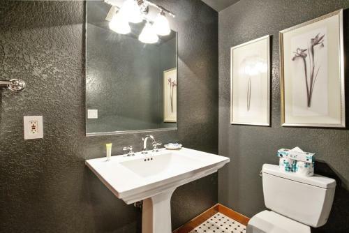 2 Bdr Main St Station Condo - All The Amenities