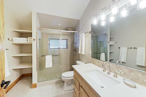 New Listing! Blue River Gem With Mountain-view Deck Home