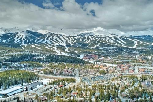 Apartamento Getaway With Pool Access And Walkable Breck Location!