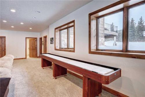 Breckenridge Riverfront Home Sleeps 22 Hot Tub