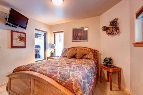 Luxurious & Spacious Home With Hot Tub - Sleeps 24