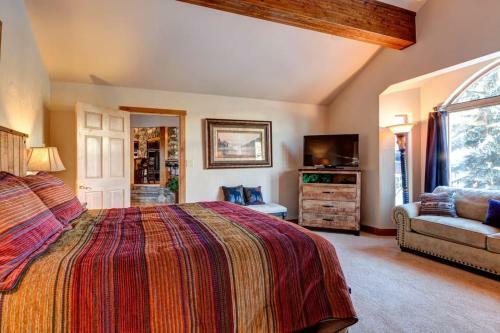 Luxurious & Spacious Home With Hot Tub - Sleeps 24