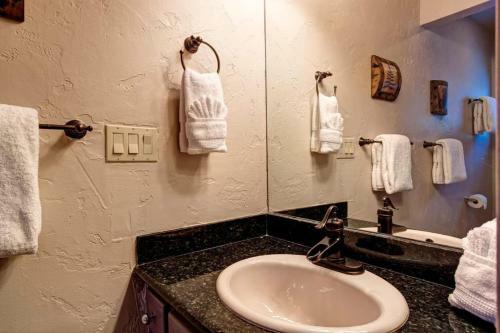 Luxurious & Spacious Home With Hot Tub - Sleeps 24