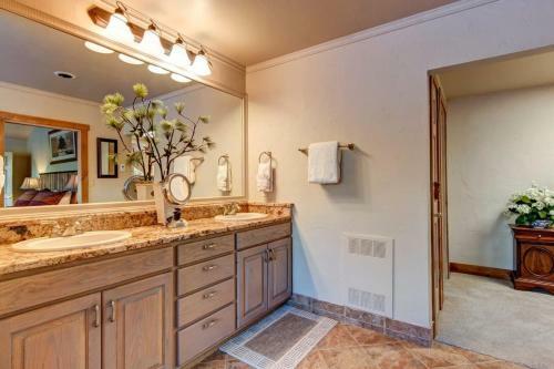 Luxurious & Spacious Home With Hot Tub - Sleeps 24