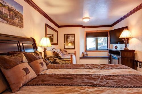 Luxurious & Spacious Home With Hot Tub - Sleeps 24