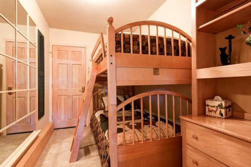Luxurious & Spacious Home With Hot Tub - Sleeps 24