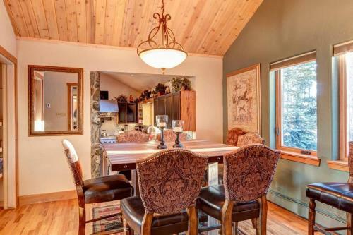 Luxurious & Spacious Home With Hot Tub - Sleeps 24
