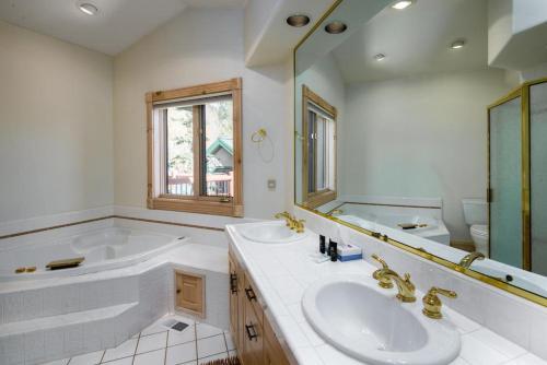 Woods Red Oak Townhome Hot Tub Sleeps 11