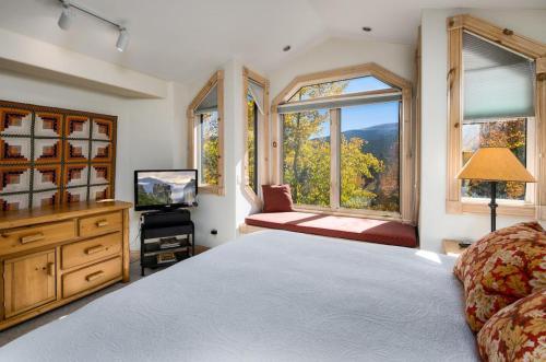 Woods Red Oak Townhome Hot Tub Sleeps 11