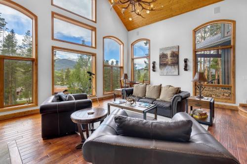 Majestic Lodge Retreat Amenities Views