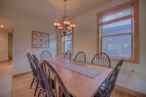 Creekside Home - Great Location & Private Hot Tub!