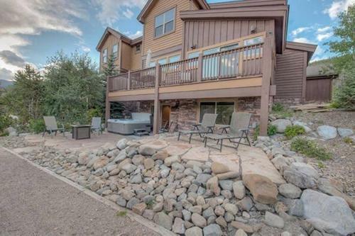 Creekside Home - Great Location & Private Hot Tub!