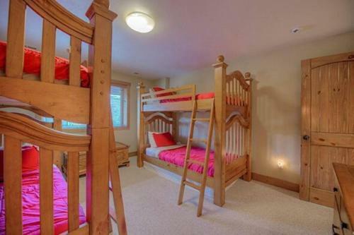 Creekside Home - Great Location & Private Hot Tub!