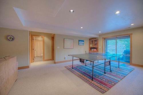 Creekside Home - Great Location & Private Hot Tub!
