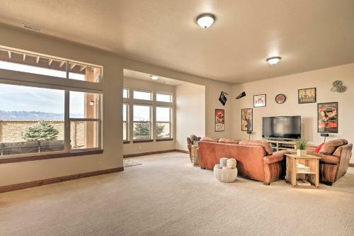 Idyllic Colorado Springs Escape With Pikes Peak Views
