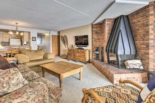 Apartamento Lakefront Retreat With Panoramic Mountain Views