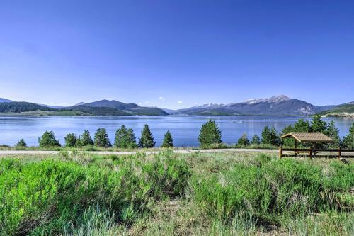 Apartamento Lakefront Retreat With Panoramic Mountain Views
