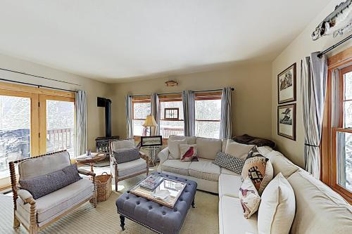 New Listing! Inviting Mountain Home With Hot Tub Home