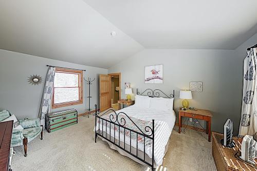 New Listing! Inviting Mountain Home With Hot Tub Home