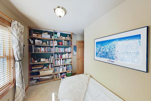New Listing! Inviting Mountain Home With Hot Tub Home