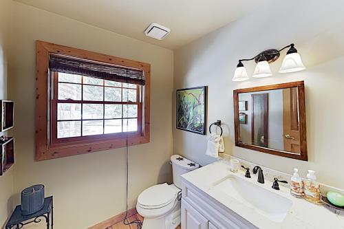 New Listing! Inviting Mountain Home With Hot Tub Home