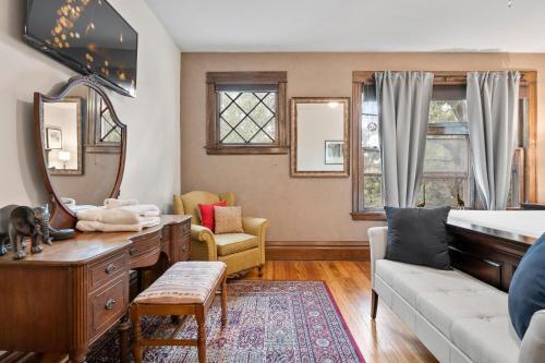 5 Star Cap Hill 3br Patio Garage & Walk Downtown