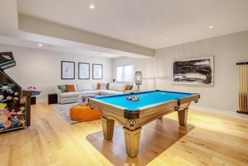 Luxe Family Getaway Pool Table & Arcade Sleeps 12