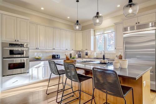 Luxe Family Getaway Pool Table & Arcade Sleeps 12
