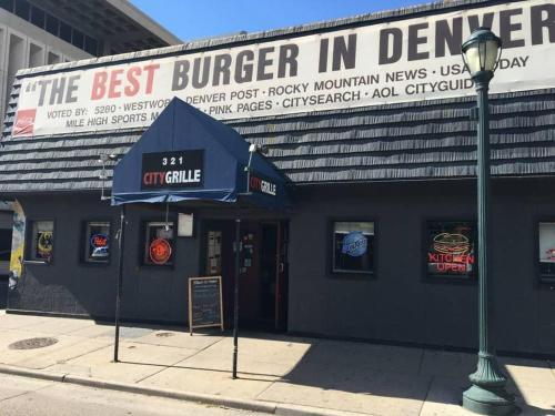 Hill House With Garage Parking And Backyard