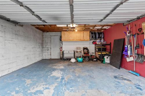 Hill House With Garage Parking And Backyard