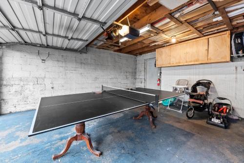 Hill House With Garage Parking And Backyard