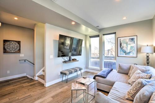 Townhome With Rooftop Deck Walk To Mile High!