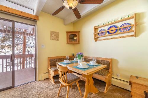 Stunning Lakefront Views - 2br Condo - Bbq And Fireplace!