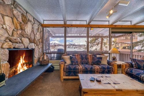 Stunning Lakefront Views - 2br Condo - Bbq And Fireplace!