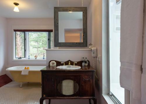Bed & Breakfast Romantic Riversong Inn