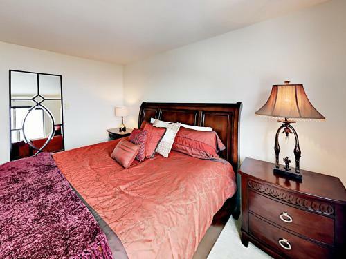 Grand 5,000 Square Foot 4br Mountain Home Home