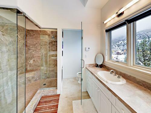 Grand 5,000 Square Foot 4br Mountain Home Home