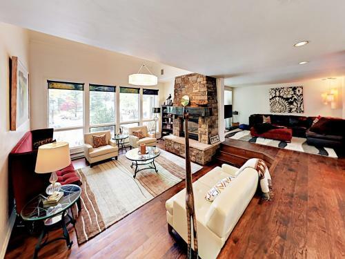 Grand 5,000 Square Foot 4br Mountain Home Home